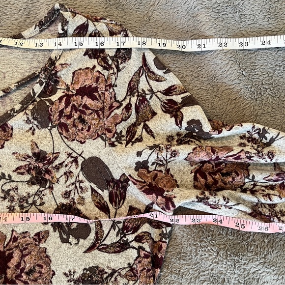 Signature Studios XL Crisscross V-neck 3/4 Sleeve Knit Top Gray Pink Roses - Picture 7 of 11